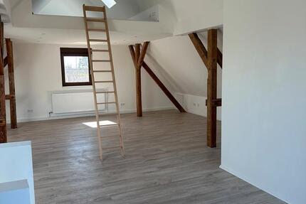 Charmante Dachgeschoss Wohnung mit Garten