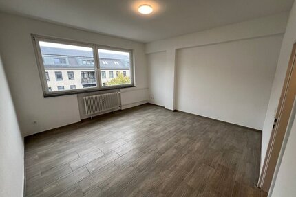 Großzügige 1-Zimmer-Wohnung Saniert mit schönem Ausblick, Aufzug, Stellplatz