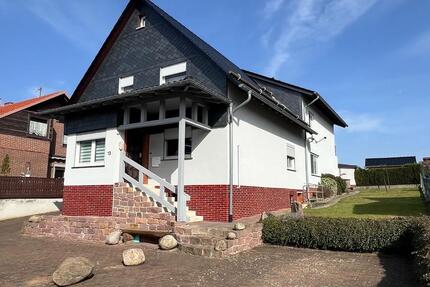 Zwei Wohnhäuser mit großem Garten in Hofgeismar-Hombressen