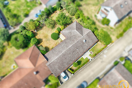 Sofort verfügbarer, gepflegter Bungalow mit Einzelgarage, auf großzügigem Grundstück, zentrale Lage