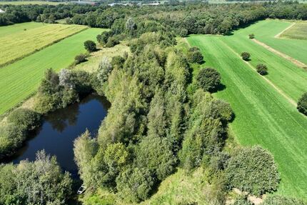 Großes, naturbelassenes Grundstück mit Teich und Wald