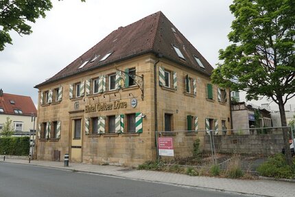 Denkmalgeschütztes Sandsteingebäude mit Nachverdichtungspotential im Ortskern von Heroldsberg!