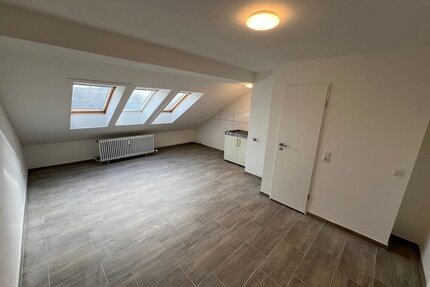 Großzügige 1-Zimmer-Dachgeschoss-Wohnung komplett Saniert mit schönem Ausblick, Aufzug, Stellplatz